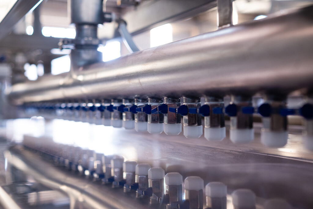 Detalhe de máquina industrial para produção de chocolate em galpão